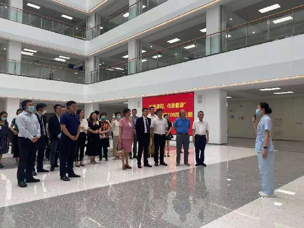 醫(yī)者仁心“慶百年”，服務(wù)為榮“新十年” | 上藥控股助力“銀蛇獎”獲得者赴福州開展義診